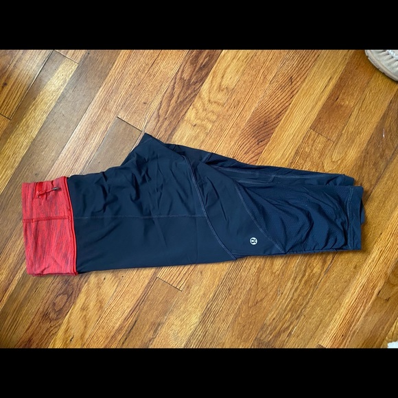 Size 8. Lululemon Cropped Leggings. - Picture 3 of 6